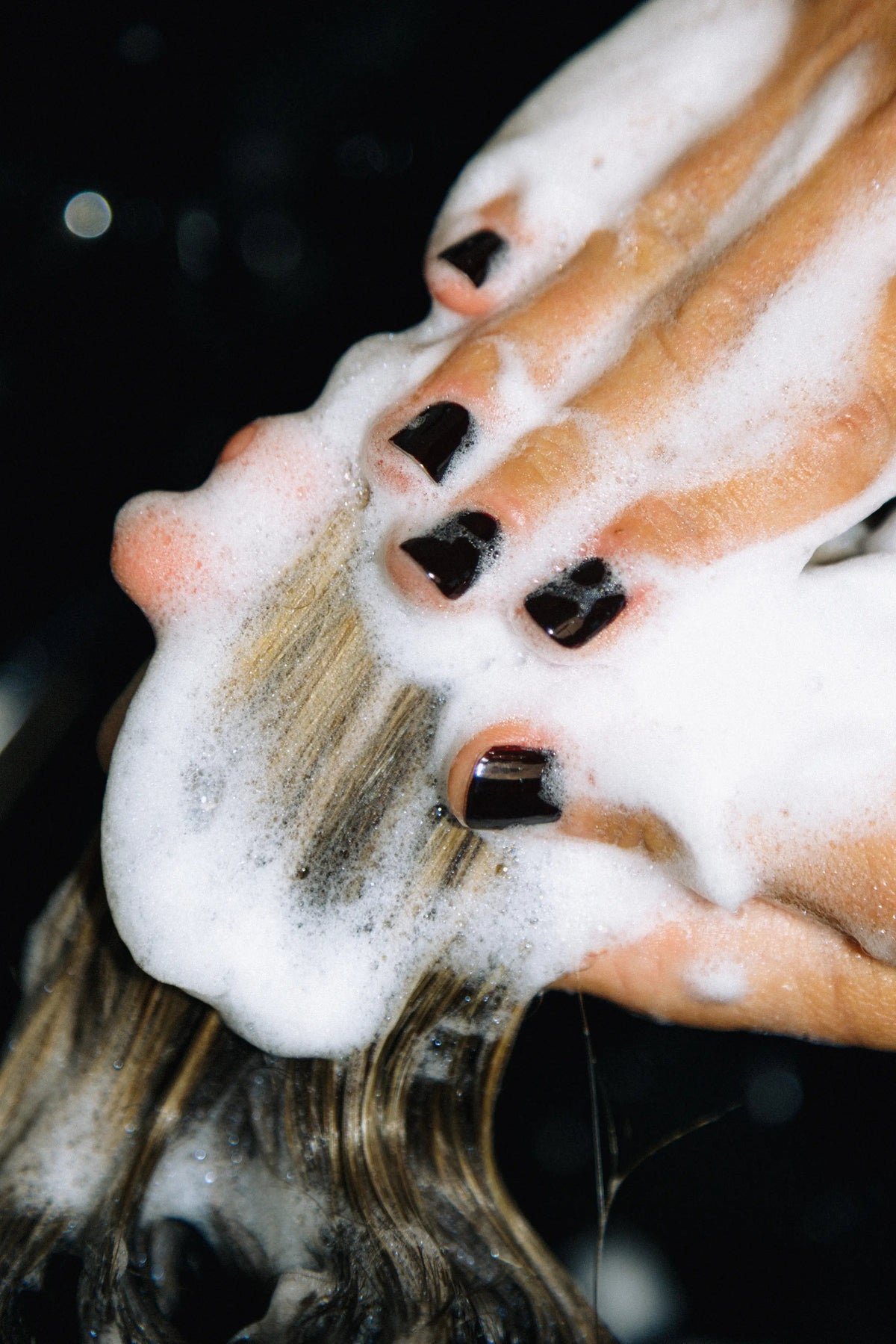 Handen masseren shampoo tot schuim in blond haar