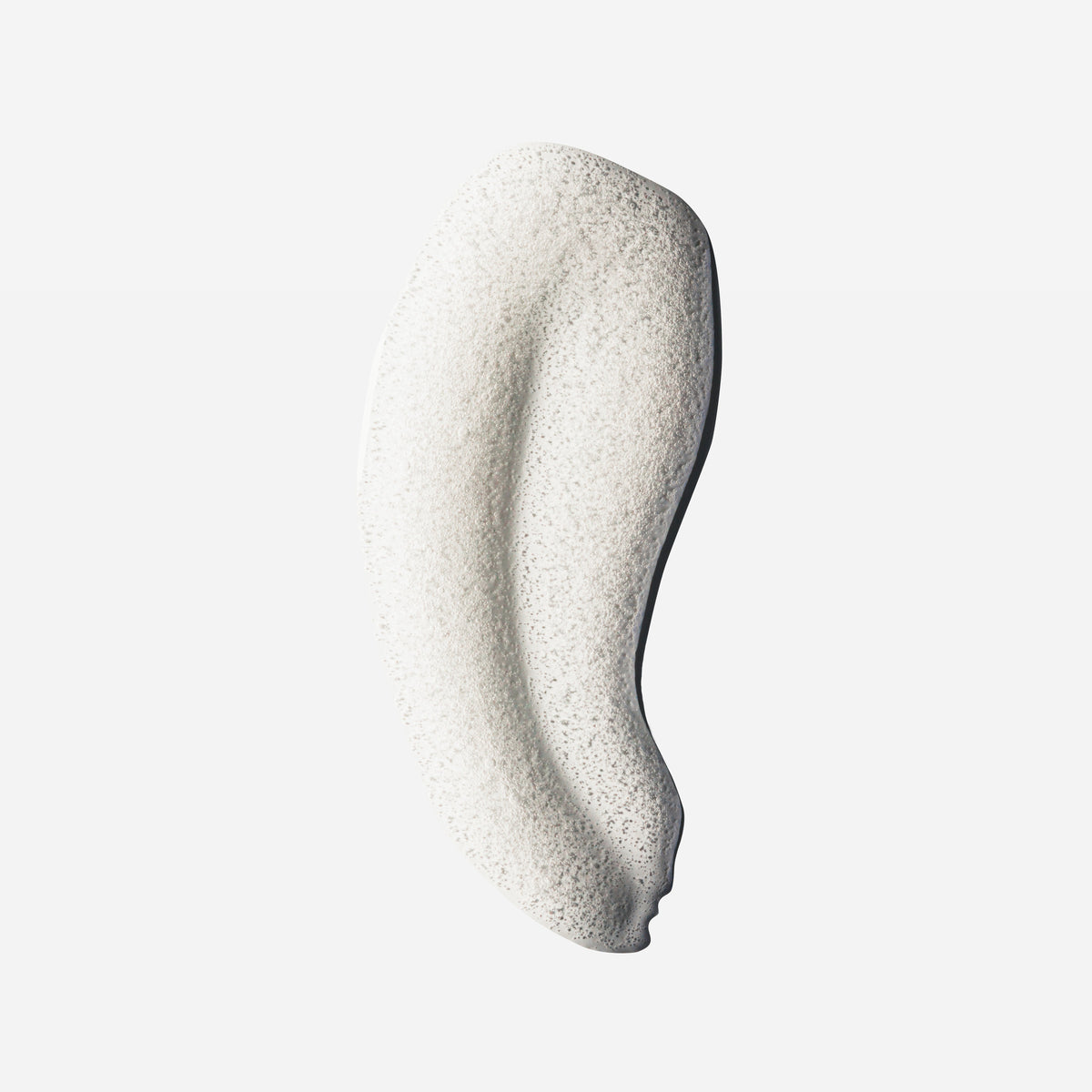 Luchtig wit schuim van Thickening Shampoo als veeg op een lichte ondergrond