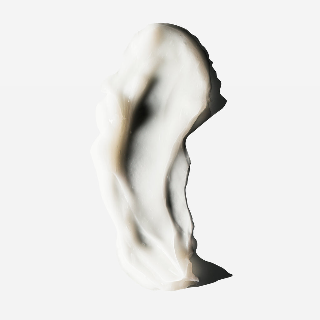 Romige witte veeg van Thickening Conditioner op een lichte ondergrond