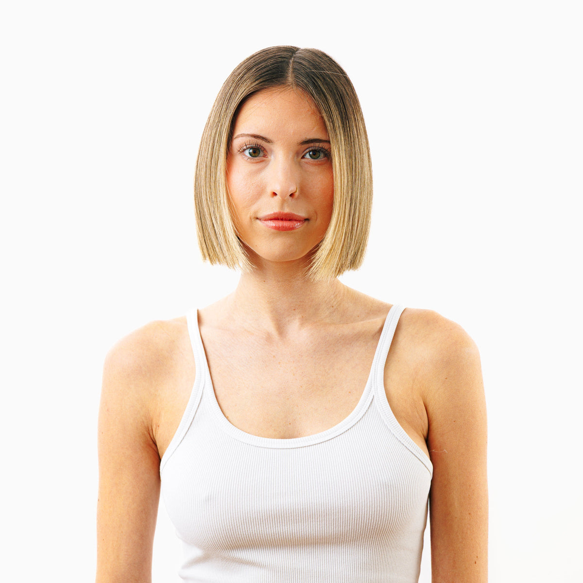 Portret van een vrouw met een steile, gladde blonde bob